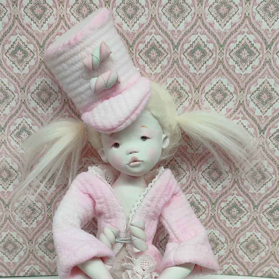 Muñeca Soldado de Caramelo modelada en arcilla blanca por Evaninas.