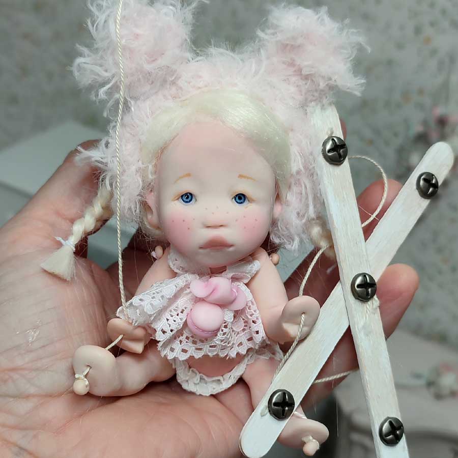 Muñeca marioneta con orejas rosa hecha a mano por Evaninas.