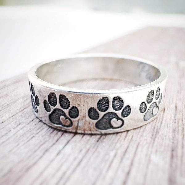 Anillo Huellas Perro creado en España por AfricanDreamland para Artelovers MArket joyería con significado