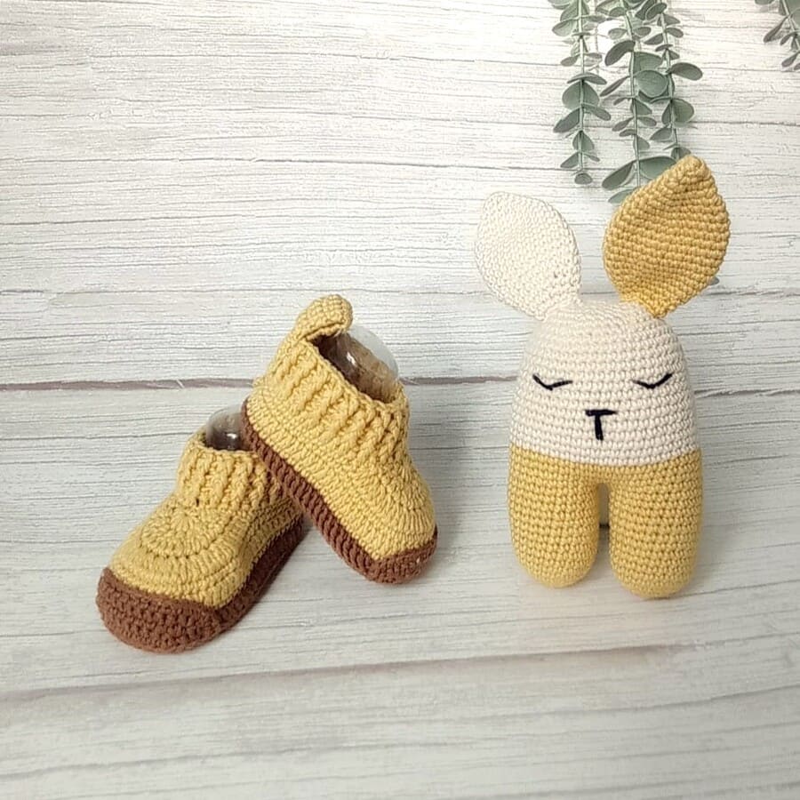 Pack regalo recién nacido: botitas de crochet y conejito amigurumi en tonos amarillos.