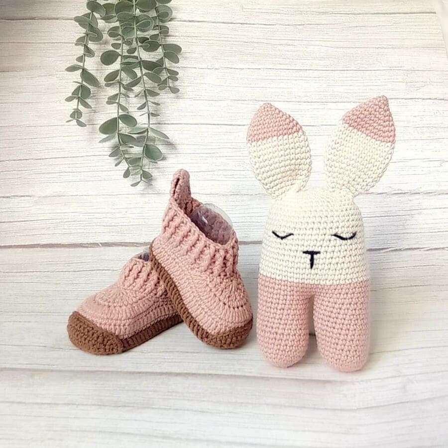 Regalo para bebé: botitas de crochet y conejito amigurumi en suaves tonos rosas.