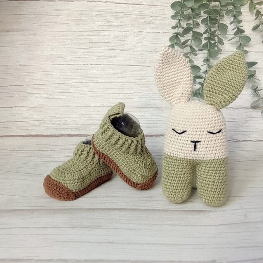 Set regalo bebé: botitas de crochet y conejito amigurumi tejido a mano en tonos verdes.