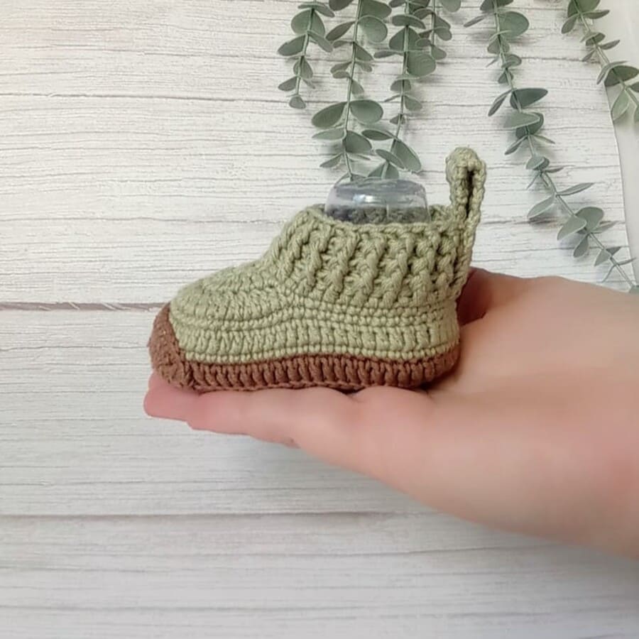 Set regalo bebé: botitas de crochet y conejito amigurumi tejido a mano en tonos verdes. · Regalo hecho a mano para recién nacido compuesto por botitas de crochet y un pequeño conejito amigurumi en suaves tonos verdes. · Tienda de variable para Set regalo bebé: botitas de crochet y conejito amigurumi tejido a mano en tonos verdes. - Imagen 4