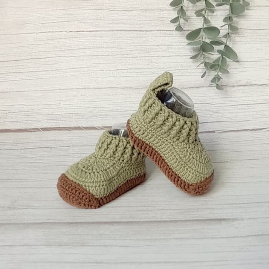 Set regalo bebé: botitas de crochet y conejito amigurumi tejido a mano en tonos verdes. · Regalo hecho a mano para recién nacido compuesto por botitas de crochet y un pequeño conejito amigurumi en suaves tonos verdes. · Tienda de variable para Set regalo bebé: botitas de crochet y conejito amigurumi tejido a mano en tonos verdes. - Imagen 3