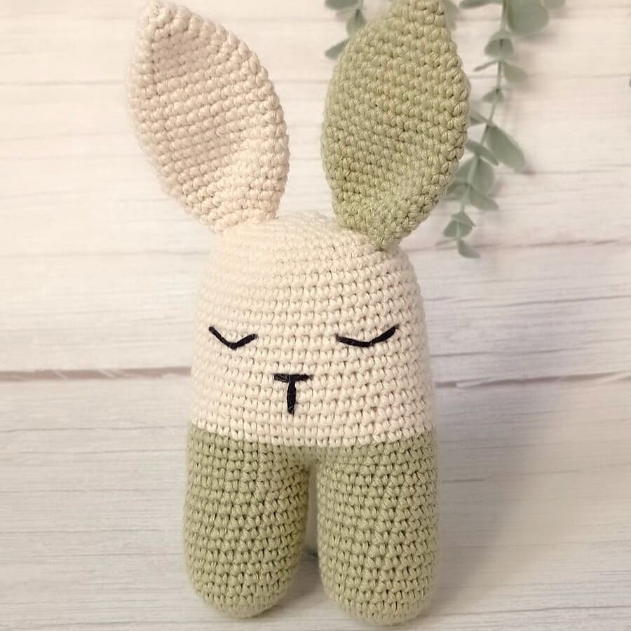 Set regalo bebé: botitas de crochet y conejito amigurumi tejido a mano en tonos verdes. · Regalo hecho a mano para recién nacido compuesto por botitas de crochet y un pequeño conejito amigurumi en suaves tonos verdes. · Tienda de variable para Set regalo bebé: botitas de crochet y conejito amigurumi tejido a mano en tonos verdes. - Imagen 2