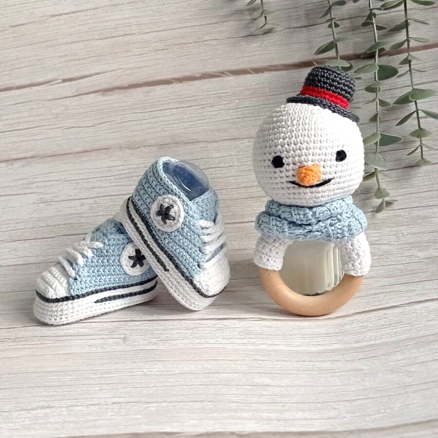 Regalo Pack Navideño: Patucos de crochet + Sonajero muñeco de nieve