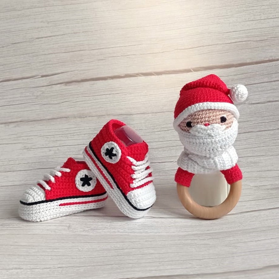 Pack Navidad Bebé: zapatitos de crochet y sonajero de Papá Noel