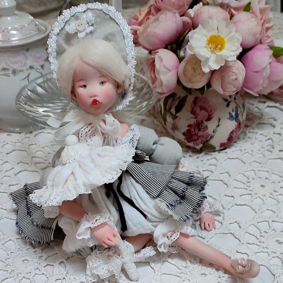 ArteLovers regalos hechos a mano por mujeres artesanas · · Tienda de para Muñeca con sombrilla hecha a mano por Evaninas.