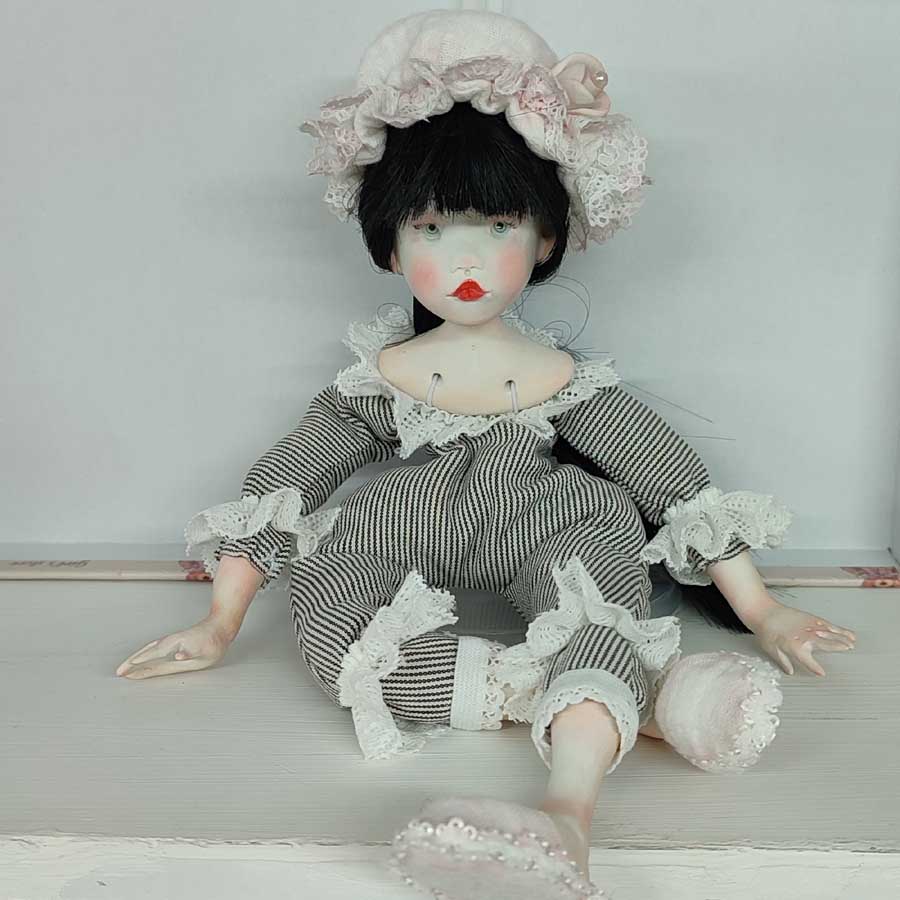 ArteLovers regalos hechos a mano por mujeres artesanas · · Tienda de para Muñeca de pelo oscuro y zapatillas hecha a mano por Evaninas.