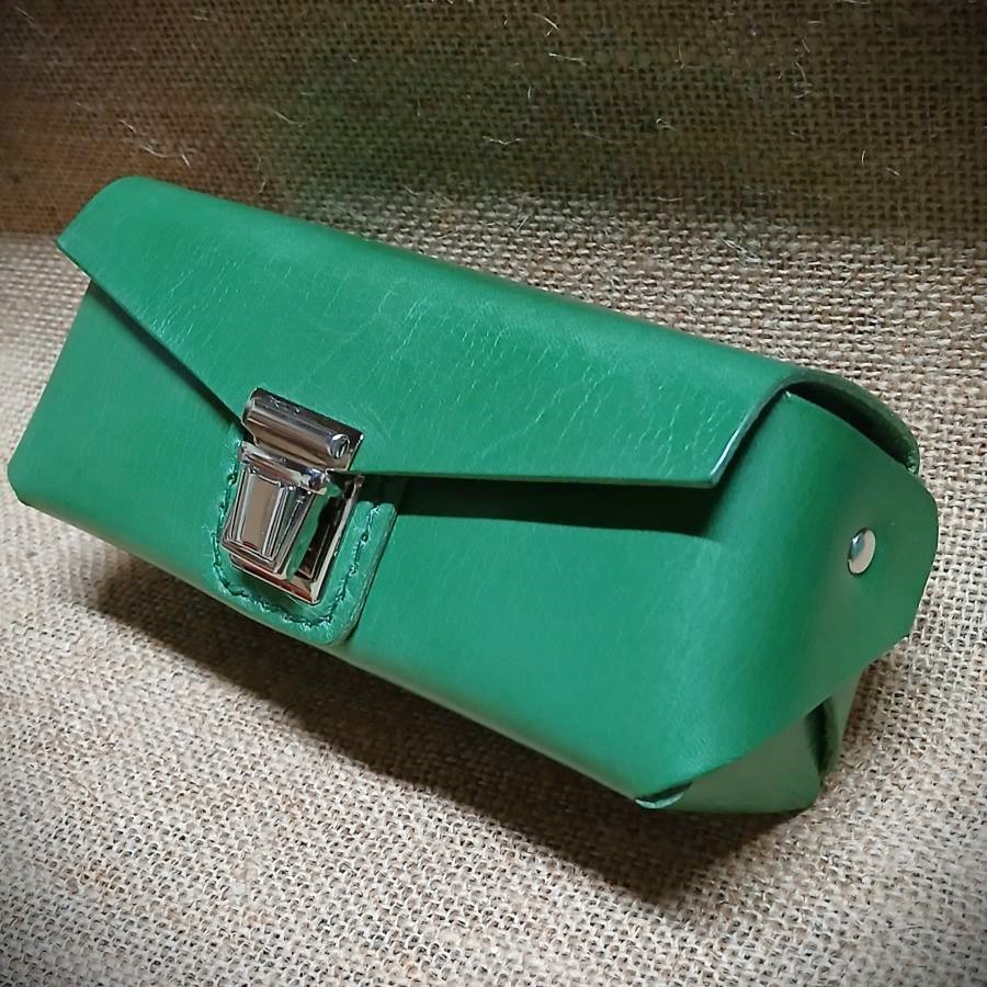 Estuche Verde de Cuero Alamares
