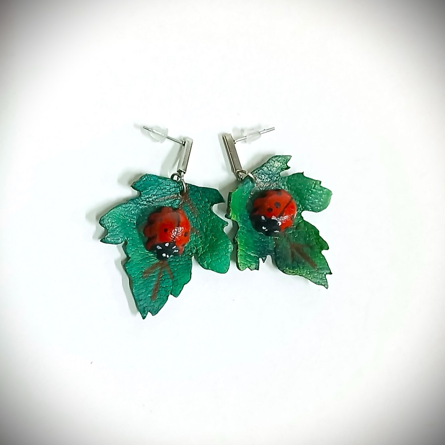 Pendientes hojas y mariquitas de cuero Alamares