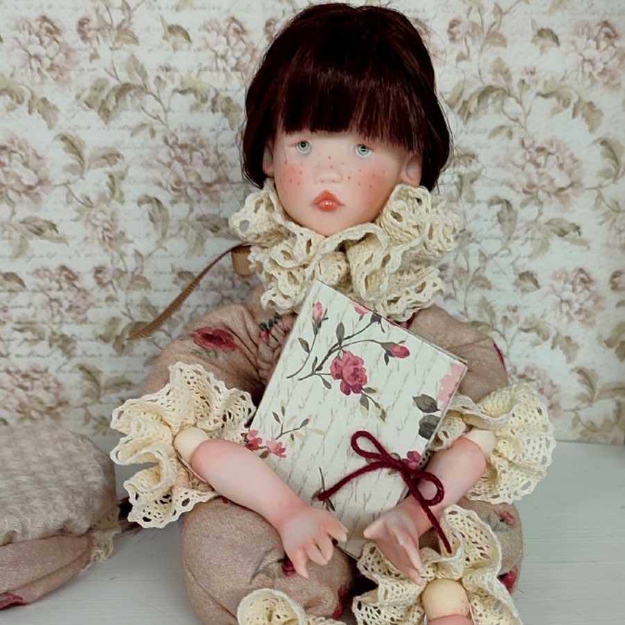 Muñeca Vintage con Carpeta hecha a mano por Evaninas