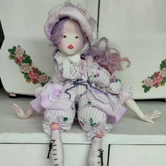 Muñeca en tonos malva hecha a mano por Evaninas.