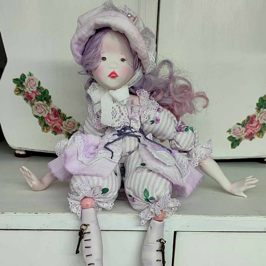 Muñeca en tonos malva hecha a mano por Evaninas.