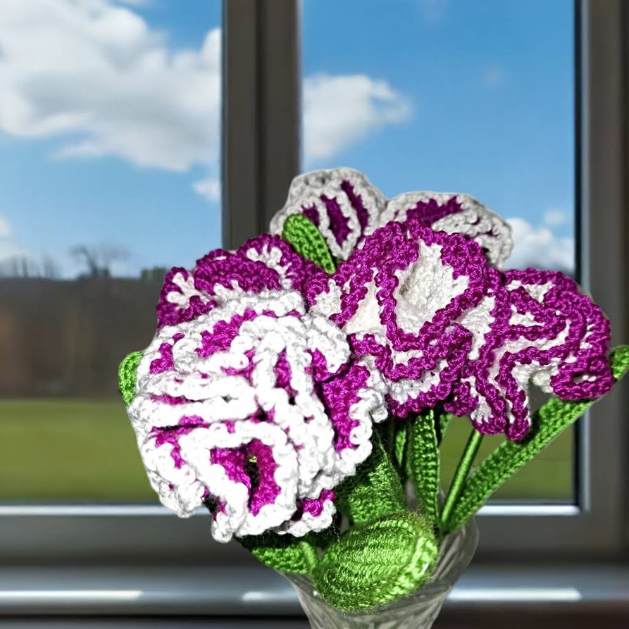 Ramito de claveles en crochet · Ramito de claveles hechos en crochet en algodón. Mínimo 3 unidades, personalizable con los colores que elijas · Tienda de variable para ArteLovers Market Ramito de claveles en crochet - Imagen 4