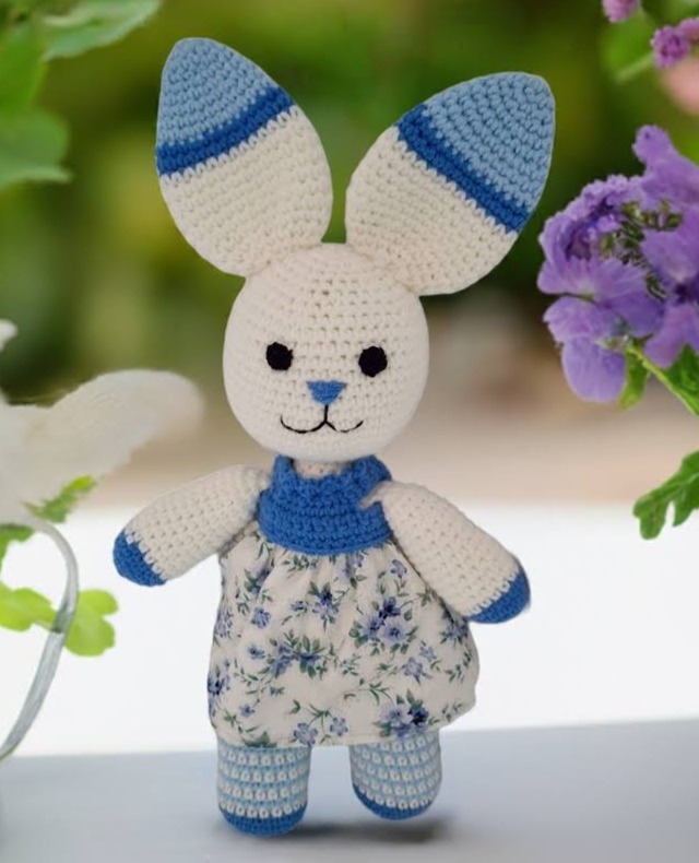 Coneja Orejitas · Conejita hecha en crochet tejida en algodón y rellena de fibra de miraguano, con largas orejas muy tiesas y un alegre vestido de flores. Es una chica grande de 42cm. · Tienda de simple para ArteLovers Market Coneja Orejitas - Imagen 4