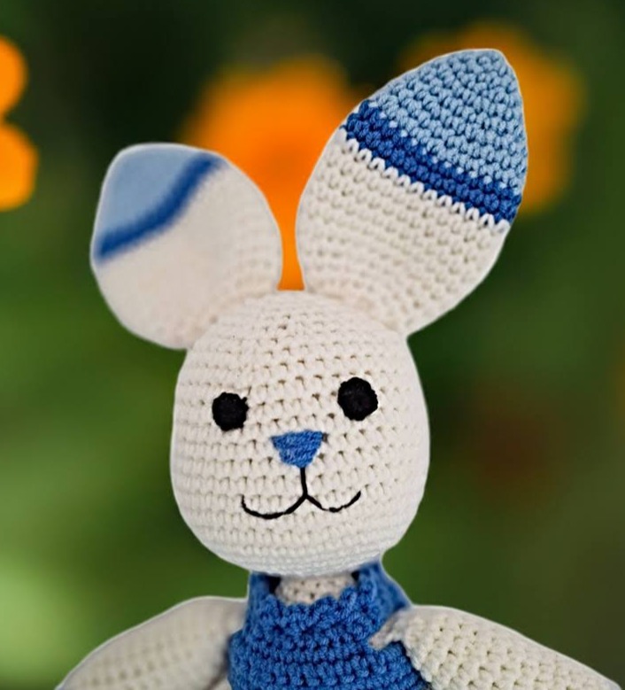 Coneja Orejitas · Conejita hecha en crochet tejida en algodón y rellena de fibra de miraguano, con largas orejas muy tiesas y un alegre vestido de flores. Es una chica grande de 42cm. · Tienda de simple para ArteLovers Market Coneja Orejitas - Imagen 3