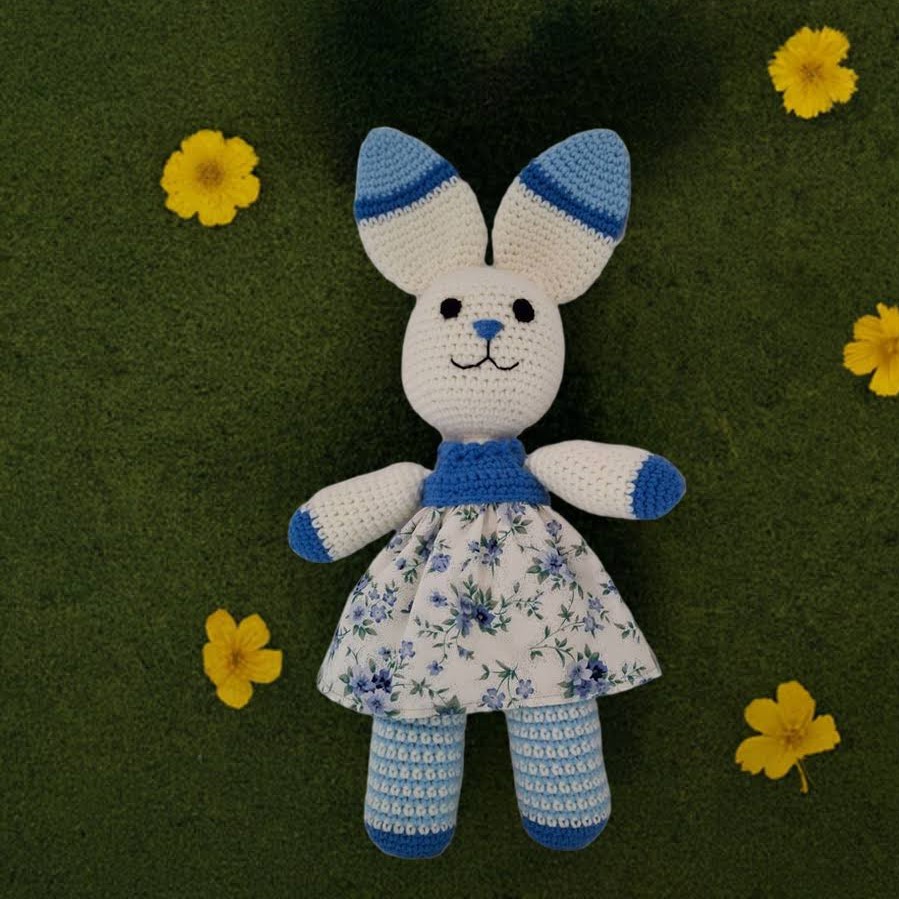 Coneja Orejitas · Conejita hecha en crochet tejida en algodón y rellena de fibra de miraguano, con largas orejas muy tiesas y un alegre vestido de flores. Es una chica grande de 42cm. · Tienda de simple para ArteLovers Market Coneja Orejitas - Imagen 2