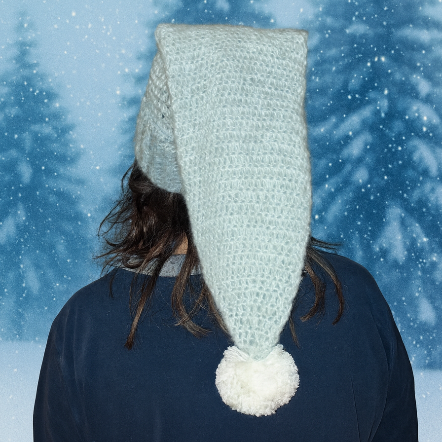 Gorro Sueños Invernales · Gorro tipo elfo de crochet tejido en mohair y con pompon blanco · Tienda de simple para ArteLovers Market Gorro Sueños Invernales
