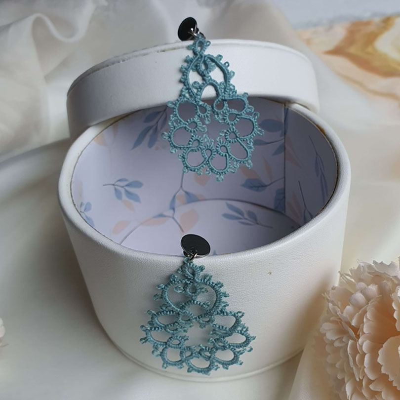 Pendientes azules · Pendientes de frivolité hechos a mano, ligeros y delicados, inspirados en la frescura de la primavera. · Tienda de simple para ArteLovers Market Pendientes azules - Imagen 2