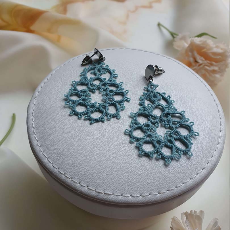 Pendientes azules · Pendientes de frivolité hechos a mano, ligeros y delicados, inspirados en la frescura de la primavera. · Tienda de simple para ArteLovers Market pendientes azules