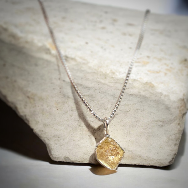 Colgante de Plata con Topacio Imperial · <p class="p1">Pieza artesanal de 8 × 8 mm, discreta y ligera, ideal para uso diario.</p> <p class="p1">El topacio, piedra de nacimiento de noviembre, simboliza claridad y energía positiva.</p> <p class="p1"><i>La pieza fotografiada es exactamente la que recibirás.</i></p> · Tienda de simple para ArteLovers Market Milagro Rousse-Colgante minimalista de plata con Topacio Imperial en bruto, colgante pequeño, Milagro Rousse