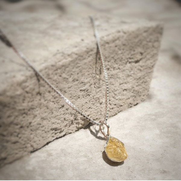 Colgante de Plata con Topacio Imperial · <p class="p1">Pieza artesanal de 8 × 8 mm, discreta y ligera, ideal para uso diario.</p> <p class="p1">El topacio, piedra de nacimiento de noviembre, simboliza claridad y energía positiva.</p> <p class="p1"><i>La pieza fotografiada es exactamente la que recibirás.</i></p> · Tienda de simple para ArteLovers Market Milagro Rousse-Colgante pequeño de Topacio Imperial en bruto, colgante con piedra amarilla, Milagro Rousse