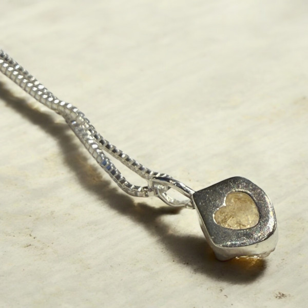 Colgante de Plata con Topacio Imperial · <p class="p1">Pieza artesanal de 8 × 8 mm, discreta y ligera, ideal para uso diario.</p> <p class="p1">El topacio, piedra de nacimiento de noviembre, simboliza claridad y energía positiva.</p> <p class="p1"><i>La pieza fotografiada es exactamente la que recibirás.</i></p> · Tienda de simple para ArteLovers Market Milagro Rousse-Collar con colgante mini de Topacio Imperial en bruto, collar 40cm, Milagro Rousse