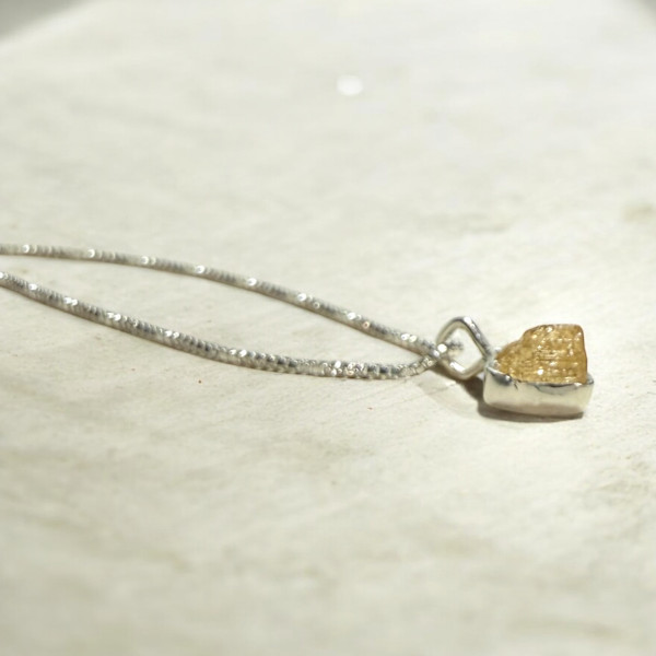 Colgante de Plata con Topacio Imperial · <p class="p1">Pieza artesanal de 8 × 8 mm, discreta y ligera, ideal para uso diario.</p> <p class="p1">El topacio, piedra de nacimiento de noviembre, simboliza claridad y energía positiva.</p> <p class="p1"><i>La pieza fotografiada es exactamente la que recibirás.</i></p> · Tienda de simple para ArteLovers Market Milagro Rousse-Collar de plata con Topacio Imperial en bruto, colgante pequeño con piedra amarilla, Milagro Rousse