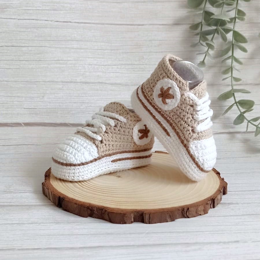 Zapatitos de bebé a crochet en color camel.