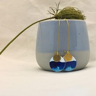 Pendientes azul marino y blanco redondos, joyeria artesanal pintada a mano. NUBLA HANDMADE