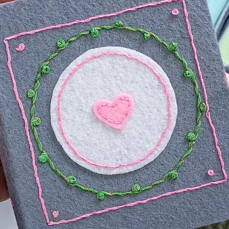 Libreta bordada en fieltro