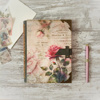 Cuaderno A5 de tapa dura estilo vintage con ilustración de rosas y letras manuscritas hecho a mano en España por Sonrisas de Ratona