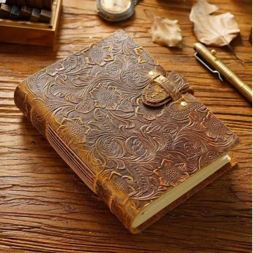 Cuaderno A5 de cuero marrón grabado con tapa blanda hecho a mano en España por Sonrisas de Ratona