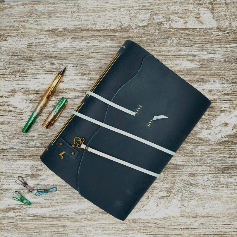 Cuaderno A5 de cuero verde azulado con tapa blanda