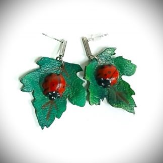 Pendientes cuero mariquitas y hojas