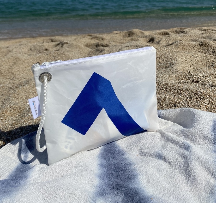 Neceser de playa de vela de barco reciclada · Neceser de playa creado con velas de barco recicladas · Tienda de variable para ArteLovers Market Neceser de Vela de Barco