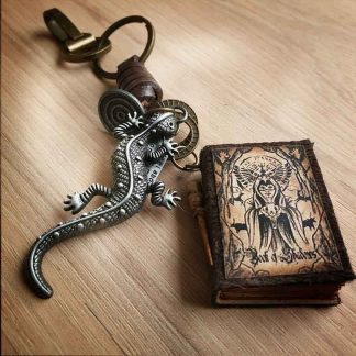 Llavero con pequeño grimorio