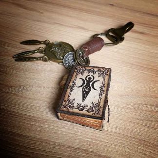 ArteLovers regalos hechos a mano por mujeres artesanas · · Tienda de para ArteLovers Market Llavero metal y cuero con grimorio en miniatura