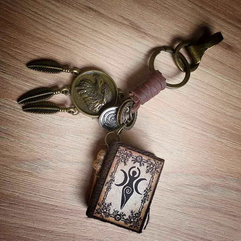 Llavero artesanal en cuero y metal envejecido con grimorio Pachamama · Amuleto libro de las sombras hecho a mano insertado en llavero · Tienda de simple para ArteLovers Market Llavero artesanal en cuero y metal envejecido con grimorio Pachamama - Imagen 4
