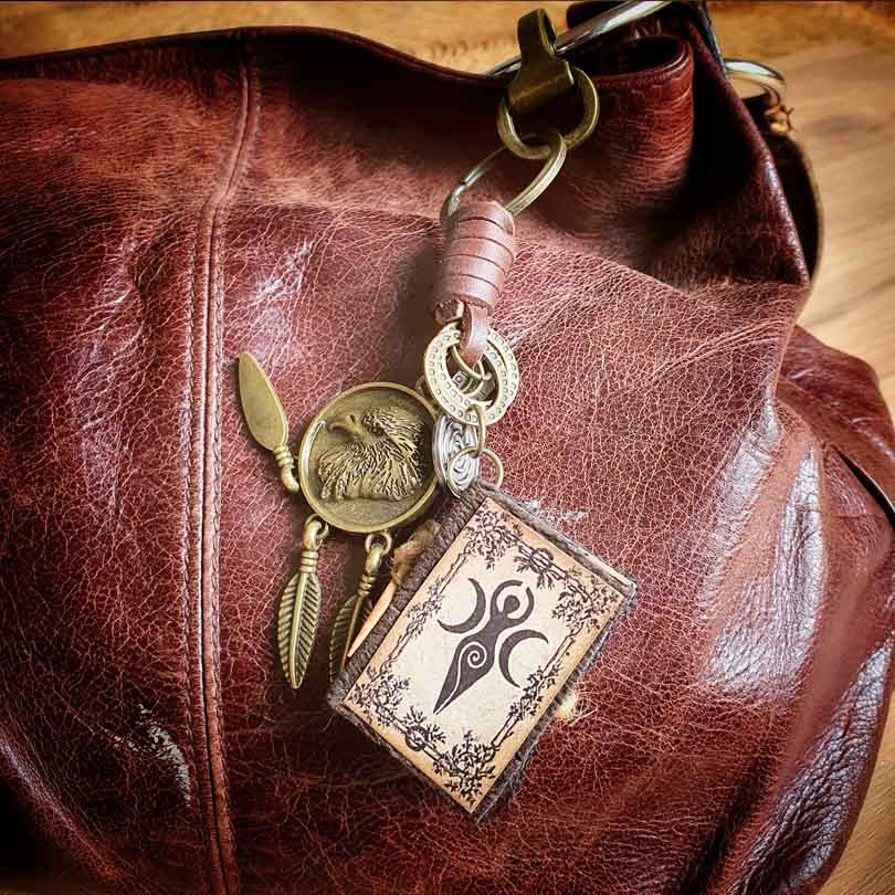 Llavero artesanal en cuero y metal envejecido con grimorio Pachamama · Amuleto libro de las sombras hecho a mano insertado en llavero · Tienda de simple para ArteLovers Market Llavero artesanal en cuero y metal envejecido con grimorio Pachamama - Imagen 3