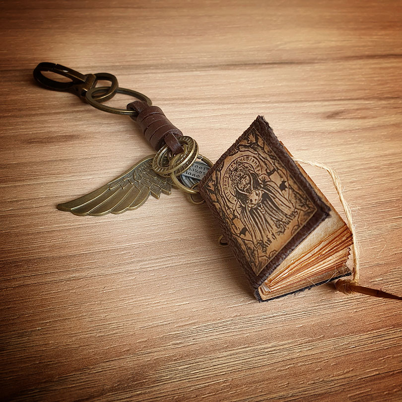 Llavero Grimorio Artesanal en Miniatura · Pequeño libro de las sombras hecho a mano · Tienda de simple para ArteLovers Market Llavero Grimorio Artesanal en Miniatura - Imagen 3