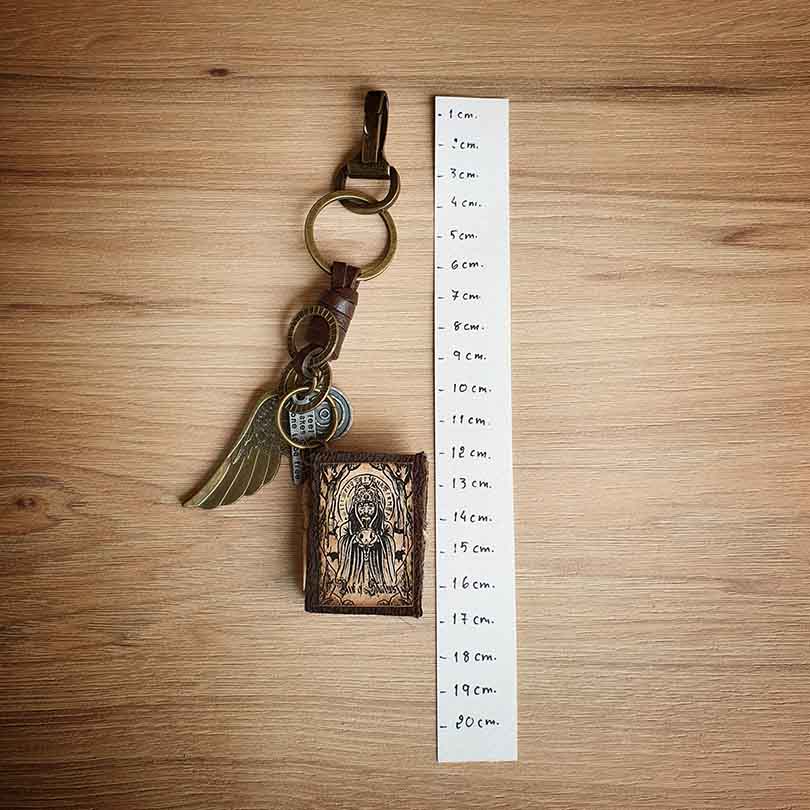 Llavero Grimorio Artesanal en Miniatura · Pequeño libro de las sombras hecho a mano · Tienda de simple para ArteLovers Market Llavero Grimorio Artesanal en Miniatura - Imagen 6