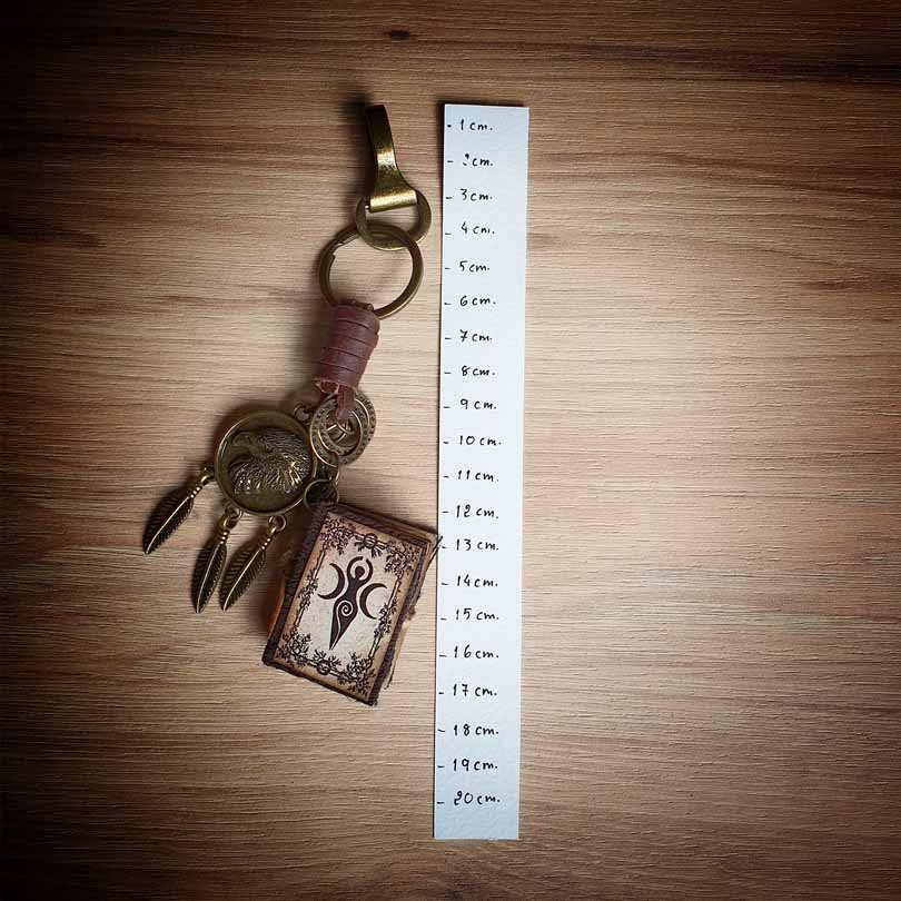 Llavero artesanal en cuero y metal envejecido con grimorio Pachamama · Amuleto libro de las sombras hecho a mano insertado en llavero · Tienda de simple para ArteLovers Market Llavero artesanal en cuero y metal envejecido con grimorio Pachamama - Imagen 5