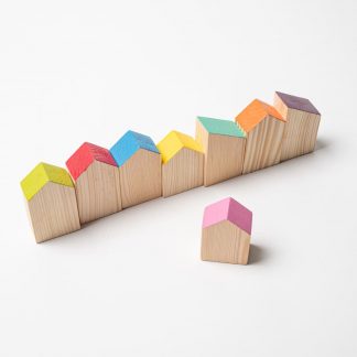 Ocho casitas de madera en fila con tejados de colores