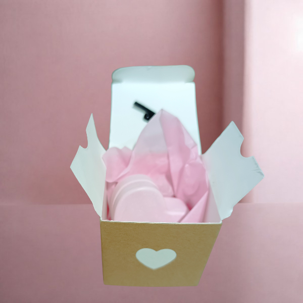 Porta fotos cerámico perfumado · Portafotos de resina ecológica que no solo enmarca tus recuerdos, sino que también perfuma tu espacio. Personalizable en color e intensidad, es un detalle decorativo único y sostenible. Su fragancia dura varias semanas y puede renovarse fácilmente añadiendo aceite esencial por la parte trasera. Se envía en cajita, ideal como regalo especial para bodas, bautizos, comuniones o cualquier ocasión importante. · Tienda de simple para ArteLovers Market Porta fotos cerámico perfumado - Imagen 3