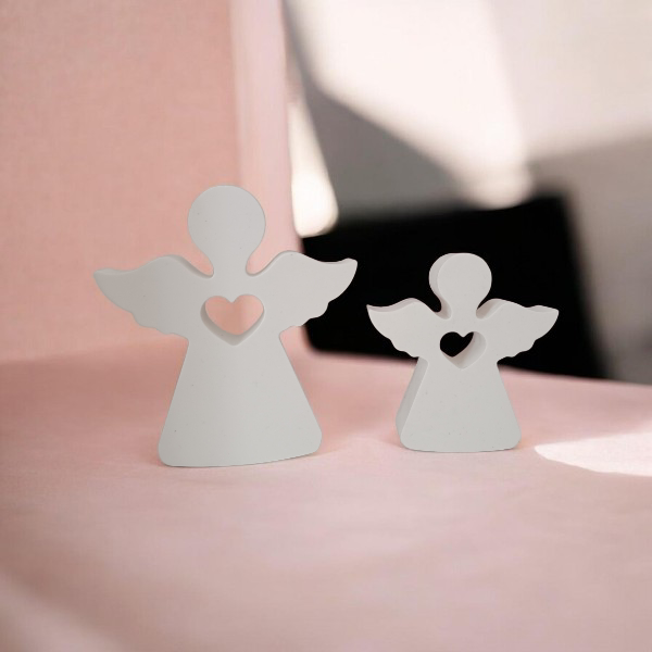 Ambientador Cerámico Ángel · <ol> <li>Ángeles de resina ecológica perfumados en dos tamaños con un corazón central, una pieza decorativa delicada que aporta armonía y un agradable aroma durante varias semanas. Son ecológicos y sostenibles, ya que pueden reutilizarse fácilmente añadiendo unas gotas de aceite esencial o fragancia por la parte trasera cuando el olor se atenúe, permitiendo disfrutar de ellos una y otra vez.</li> </ol> · Tienda de simple para ArteLovers Market Ambientador Cerámico Ángel