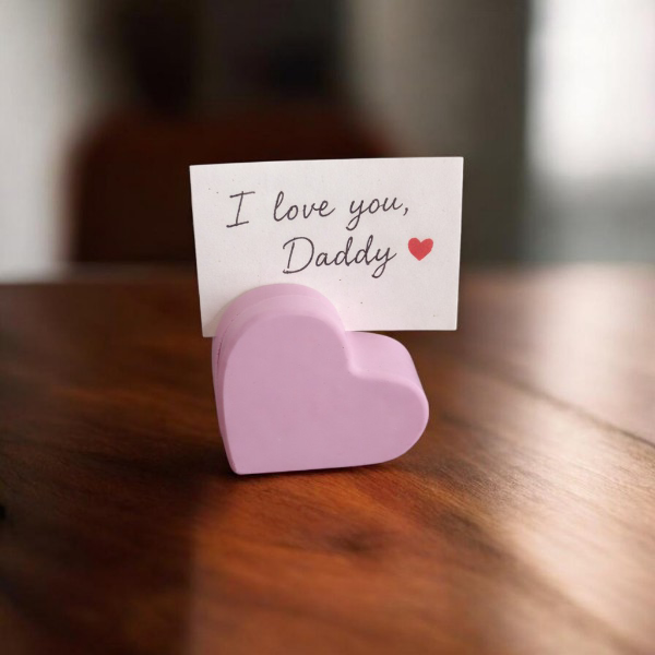 Porta fotos cerámico perfumado · Portafotos de resina ecológica que no solo enmarca tus recuerdos, sino que también perfuma tu espacio. Personalizable en color e intensidad, es un detalle decorativo único y sostenible. Su fragancia dura varias semanas y puede renovarse fácilmente añadiendo aceite esencial por la parte trasera. Se envía en cajita, ideal como regalo especial para bodas, bautizos, comuniones o cualquier ocasión importante. · Tienda de simple para ArteLovers Market Porta fotos cerámico perfumado