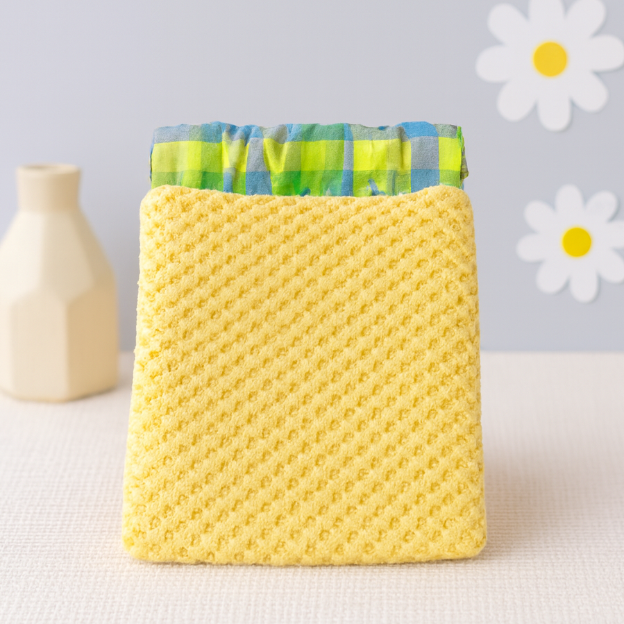 Monedero Verano Pop · Monedero cuadrado tejido<span> a mano en crochet con hilo de algodón, combina su forma cuadrada con un volante de tela que le da movimiento y un toque súper especial. </span><span>Está forrado en algodón y lleva cierre metálico clip-clap</span> · Tienda de simple para ArteLovers Market Monedero Verano Pop - Imagen 2