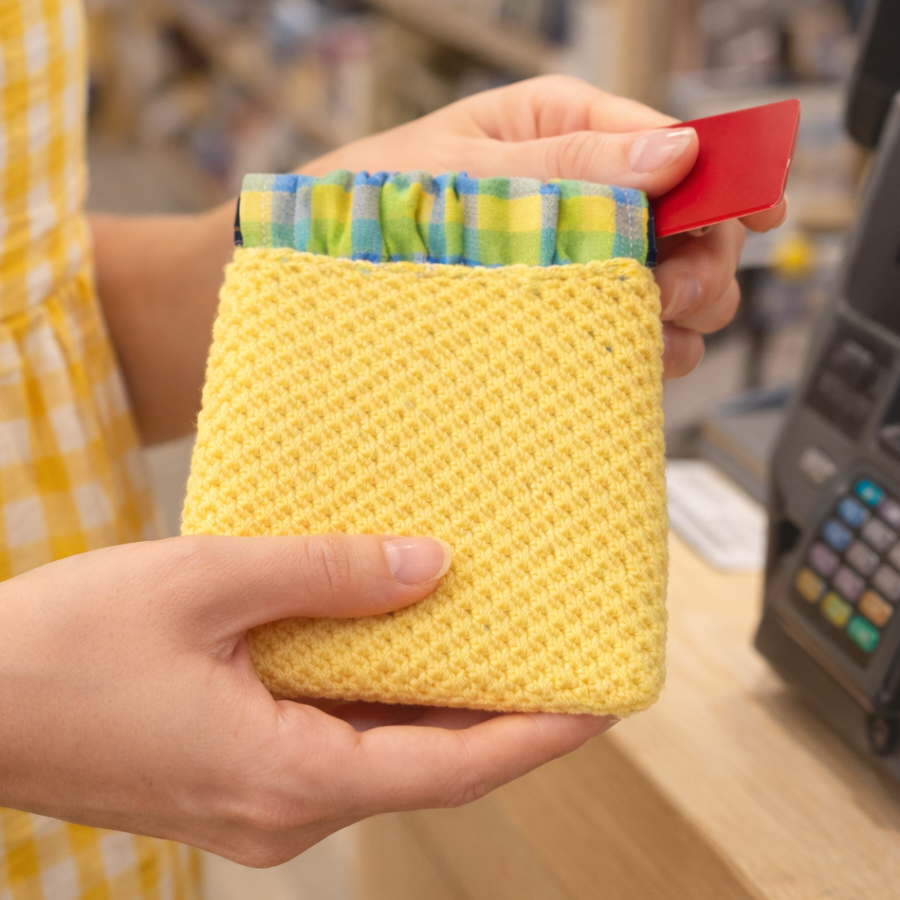 Monedero Verano Pop · Monedero cuadrado tejido<span> a mano en crochet con hilo de algodón, combina su forma cuadrada con un volante de tela que le da movimiento y un toque súper especial. </span><span>Está forrado en algodón y lleva cierre metálico clip-clap</span> · Tienda de simple para ArteLovers Market Monedero Verano Pop - Imagen 5